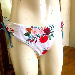 New women’s Cupshe floral bikini bottoms. Size XL. Ties at sides.